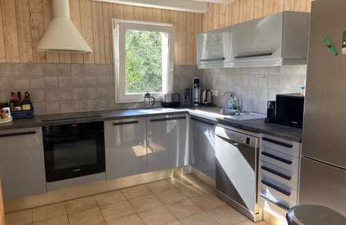 Bangor House | Ideal Ty Eurvad - Steps from the Beach, Rated 10/10