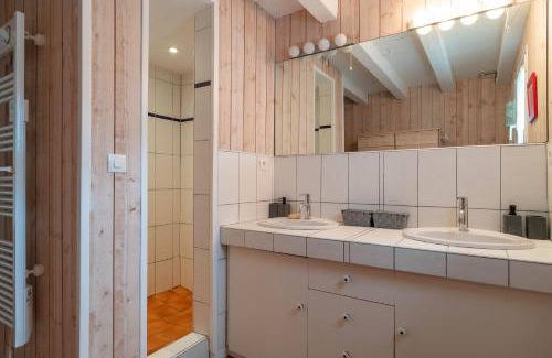 Bangor House | Ideal Ty Eurvad - Steps from the Beach, Rated 10/10