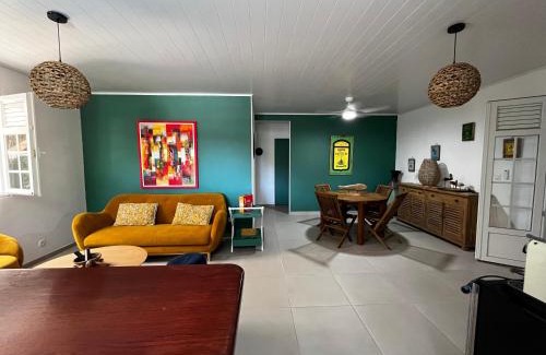 Le Diamant House | Ty Free Dom: Cozy Retreat with Heated Pool & Pet Friendly