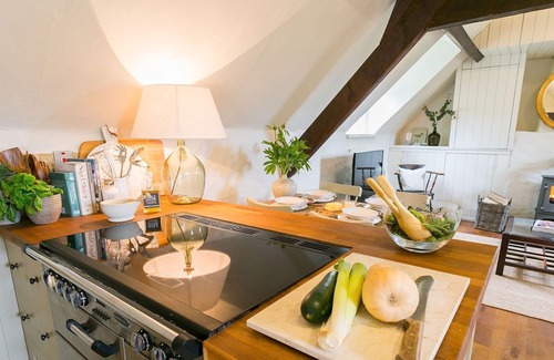 Pentraeth Cottage | Cozy Ty Fry Cottage: Oceanfront Retreat for 4 Guests