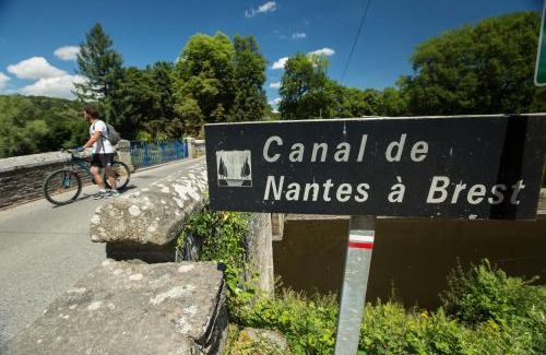 Bon Repos sur Blavet House | Pet-Friendly Getaway at TY GWENN with Family Amenities