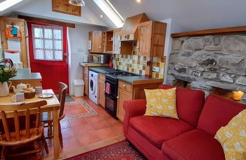 St Brides Cottage | Cozy Ty Gwennol in St Davids: Pet-Friendly Retreat