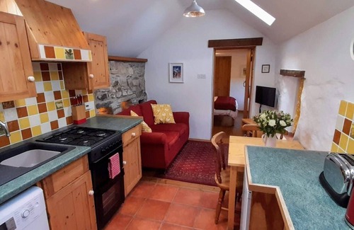 St Brides Cottage | Cozy Ty Gwennol in St Davids: Pet-Friendly Retreat