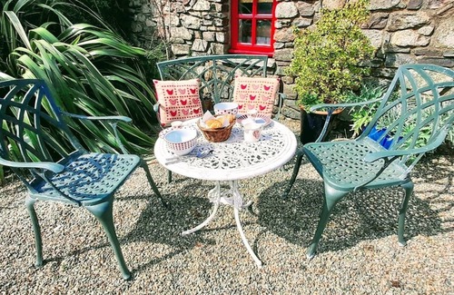 St Brides Cottage | Cozy Ty Gwennol in St Davids: Pet-Friendly Retreat