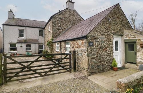 Rhydwyn House | Relaxing Retreat at Ty Gwenyn - Pet & Child Friendly Stay