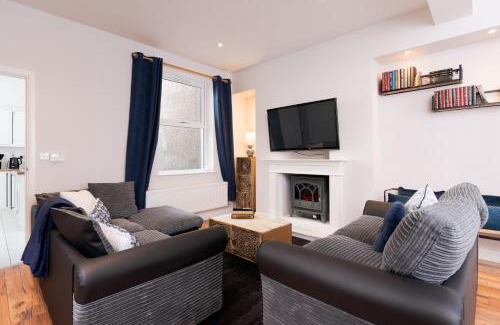 Glynneath House | Family-Friendly Retreat at Ty Gwladus a Einion Hotel