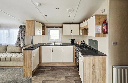 St George House | Cozy Caravan with Oceanfront Views and Kitchen Amenities