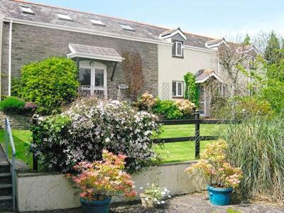 Gowerton House | Experience Comfort at Ty Gwyn - Jyy, Rated 9/10 for Families