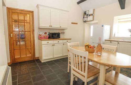 Garn Fadryn Cottage | Discover Ty Hen: Oceanfront Bliss with Spa & Family Comfort