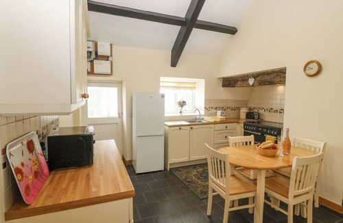 Garn Fadryn Cottage | Discover Ty Hen: Oceanfront Bliss with Spa & Family Comfort