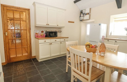 Garn Fadryn Cottage | Discover Ty Hen: Oceanfront Bliss with Spa & Family Comfort