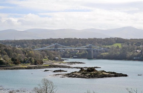 Llanddaniel Fab House | Ty Het: 5-Star Haven for Families with Perfect Reviews