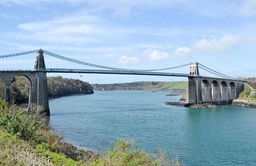 Llanddaniel Fab House | Ty Het: 5-Star Haven for Families with Perfect Reviews
