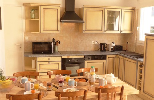 Locmariaquer Ski Chalet | Cozy Ty Kerigan House Minutes from the Beach in Locmariaquer