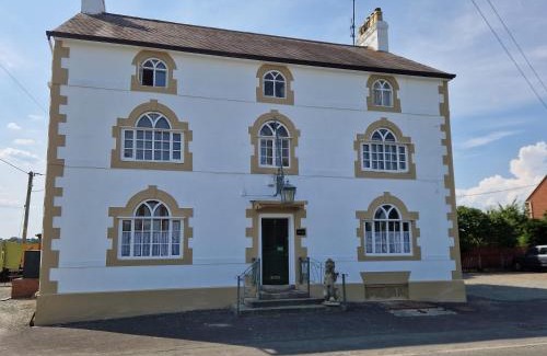 Llandysilio House | Discover Ty Llew: Family-Friendly Getaway with Dining