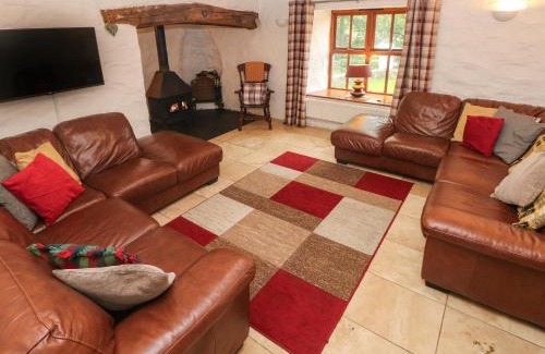 Crosswell House | Family-Friendly Retreat at Ty Llwyd - Rated 9/10 by Guests