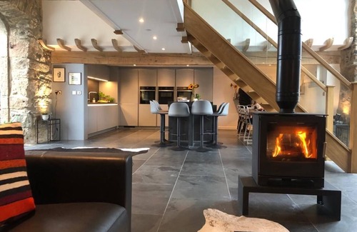 Llanddaniel Fab Cottage | Pet-Friendly Ty Meryl: Ocean View Retreat for 7 Guests