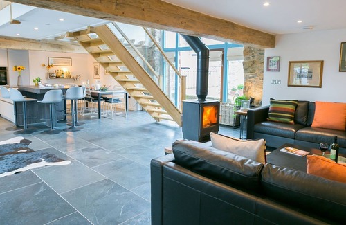 Llanddaniel Fab Cottage | Pet-Friendly Ty Meryl: Ocean View Retreat for 7 Guests