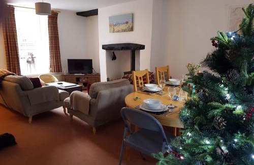 Nant Peris House | Discover Ty'n y Cwm: A Pet-Friendly 4-Star Retreat
