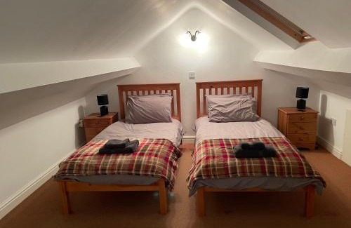 Nant Peris House | Discover Ty'n y Cwm: A Pet-Friendly 4-Star Retreat