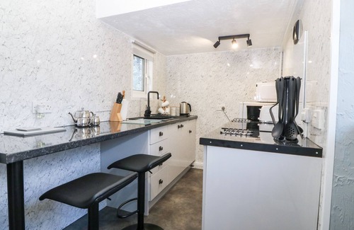 Bangor Cottage | Pet-Friendly Retreat with Garden in Pentir, Rated 10/10