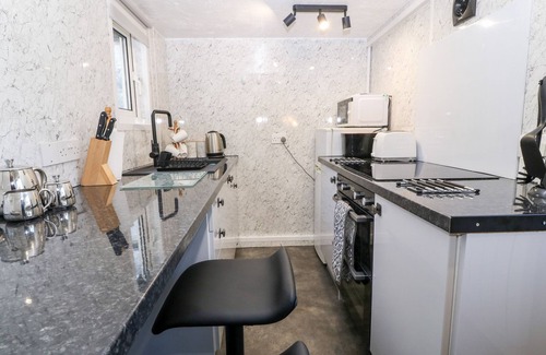 Bangor Cottage | Pet-Friendly Retreat with Garden in Pentir, Rated 10/10