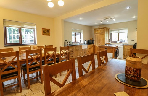 Llanfair Caereinion Cottage | Family-Friendly Ty Newydd Cottage with Pool & Hot Tub