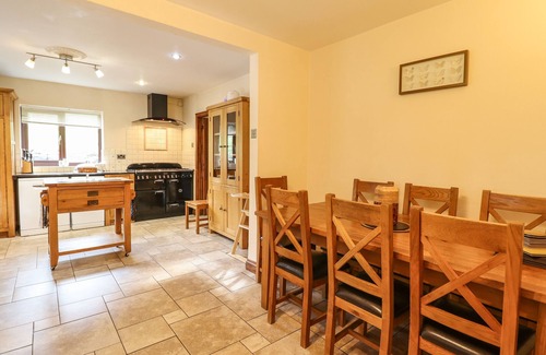 Llanfair Caereinion Cottage | Family-Friendly Ty Newydd Cottage with Pool & Hot Tub