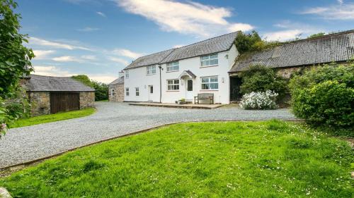 Brynsiencyn House | Pet-Friendly Retreat at Ty Poeth for Families and Friends