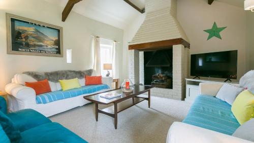 Brynsiencyn House | Pet-Friendly Retreat at Ty Poeth for Families and Friends