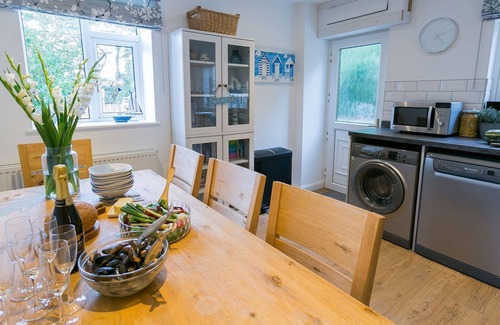 Pentraeth Apartment | Spacious Ty'r Ardd - Oceanfront Getaway for 7 Guests