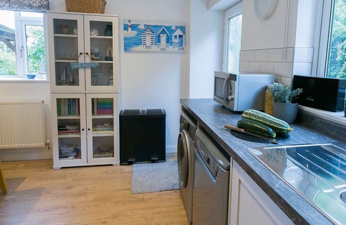 Pentraeth Apartment | Spacious Ty'r Ardd - Oceanfront Getaway for 7 Guests