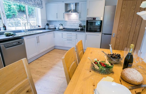 Pentraeth Apartment | Spacious Ty'r Ardd - Oceanfront Getaway for 7 Guests