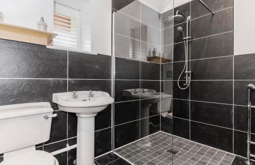 Llandwrog House | Experience Ty Sam: 5-Star Comfort for Everyone