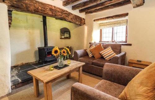 Caerwys House | Pet-Friendly Retreat at Ty Tabitha Wynne - 4-Star Comfort