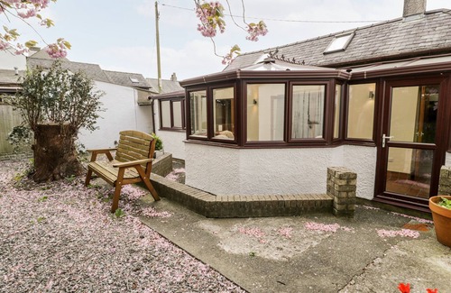 Llanddaniel Fab Cottage | Family-Friendly Stay at Ty Taid with Breakfast Included