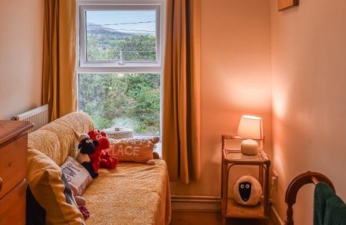Llanllyfni House | Pet-Friendly Retreat at Ty Tarth for Family Adventures