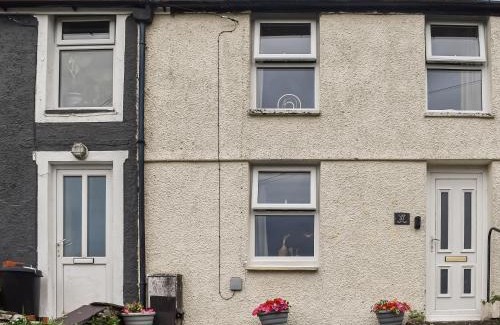 Llanllyfni House | Pet-Friendly Retreat at Ty Tarth for Family Adventures