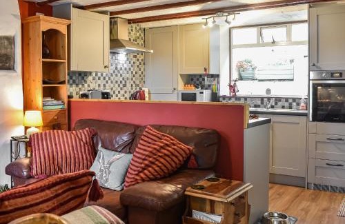 Llanllyfni House | Pet-Friendly Retreat at Ty Tarth for Family Adventures