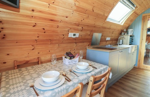 Bethania Cottage | TY TWT TEIFI, romantic, with hot tub in Llanddewi-Brefi