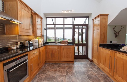 Penny Bridge Apartment | Pet-Friendly Cottage Tyan with Breathtaking Lake Views