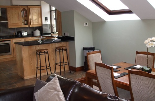 Penny Bridge Apartment | Pet-Friendly Cottage Tyan with Breathtaking Lake Views