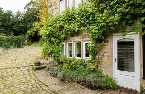Ainley Top House | Indulge at Tyas Cottage: 5-Star Pet & Child Friendly Retreat