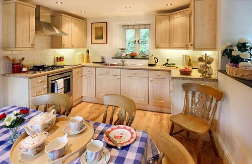 Tal-y-Cafn Cottage | Experience Tyddyn Derwen: Ideal Family Retreat with Kitchen