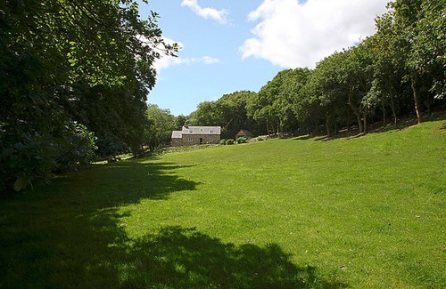 Tal-y-Cafn Cottage | Experience Tyddyn Derwen: Ideal Family Retreat with Kitchen