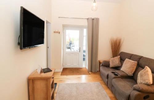 Llanystumdwy House | Family-Friendly Tyddyn Sianel - Derw with Excellent Ratings