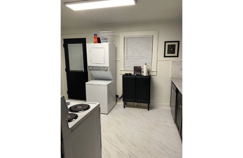 Tyler House | Tyler's Texas Rose: Cozy 2BR Home with Backyard Oasis
