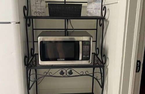 Tyler House | Tyler's Texas Rose: Cozy 2BR Home with Backyard Oasis