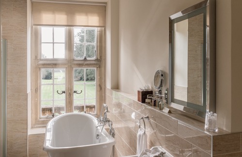 Hook Hotel | Elegant Tylney Hall: Spa, Pool & Dining Await You