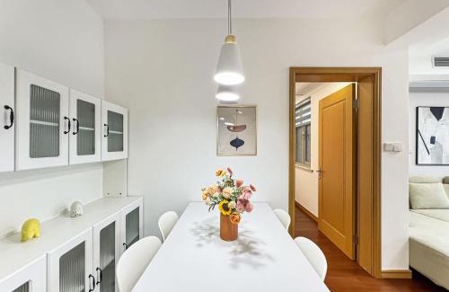 Changning Apartment | Tyms Shanghai Tianshan 2-bedroom with cooking Xintiandi Riverside Garden Entire rental Bingu Plaza The Bund People's Square Line 2 Loushanguan Subway Station